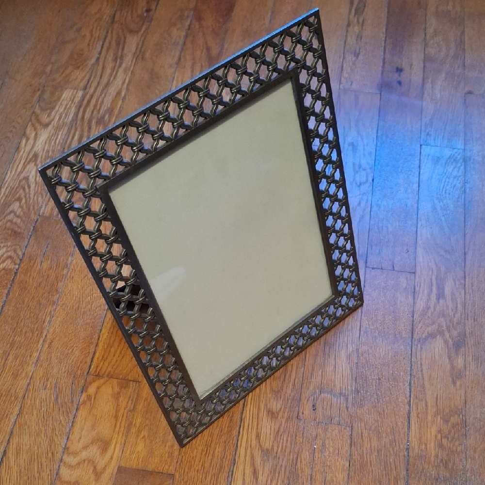 Elegant Metal Lattice Picture Frame